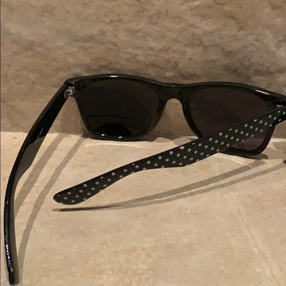 3 pack sunglasses! - Picture 2 of 6